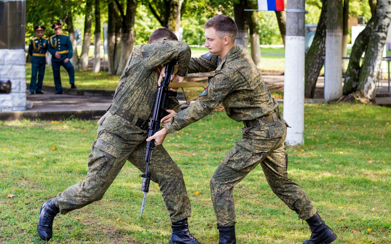 13 военным будет ли. Мужчины Военная подготовка. Рукопашка в военной кафедре. Военная подготовка в ИУЭС. Военная подготовка на прижаи.