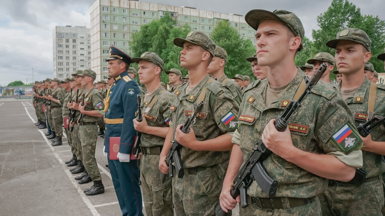 Приняли военно. Воинская присяга. Студенты курсанты. Присяга в армии РФ. Военно учебный центр.